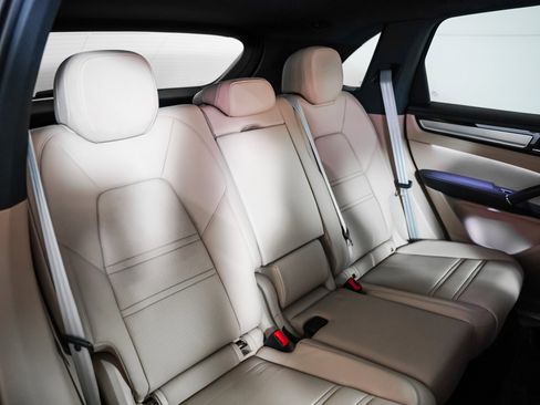 Certified 2023 Porsche Cayenne Platinum Edition image 6