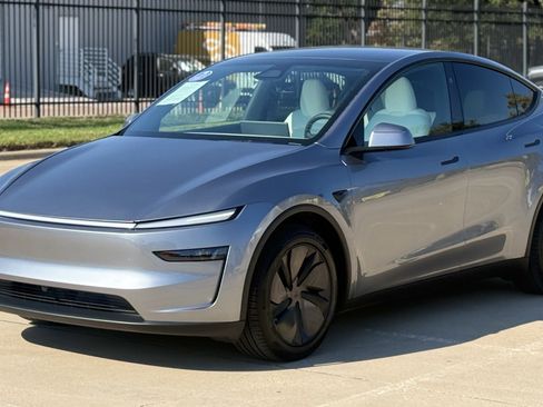 Used 2026 Tesla Model Y AWD image 3