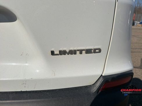 Used 2019 Jeep Cherokee Limited w/ Luxury Group image 8