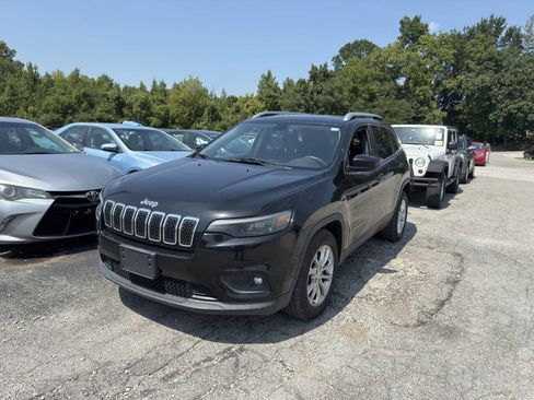Used 2019 Jeep Cherokee Latitude w/ Popular Appearance Group FWD image 2
