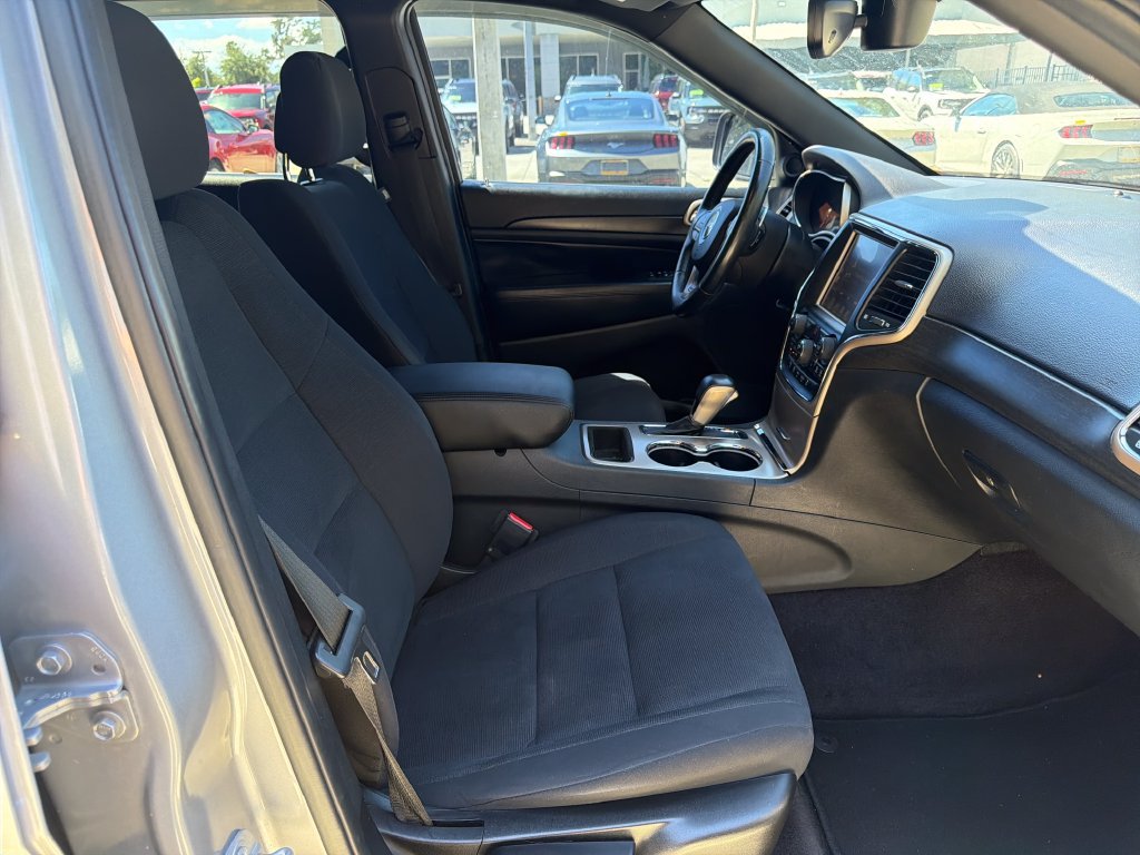 Used 2017 Jeep Grand Cherokee Laredo w/ Quick Order Package 2BE RWD image 28