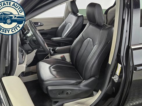 Used 2024 Chrysler Pacifica Limited FWD image 32