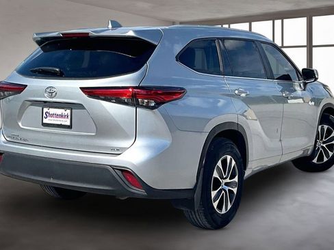Used 2023 Toyota Highlander XLE FWD image 6