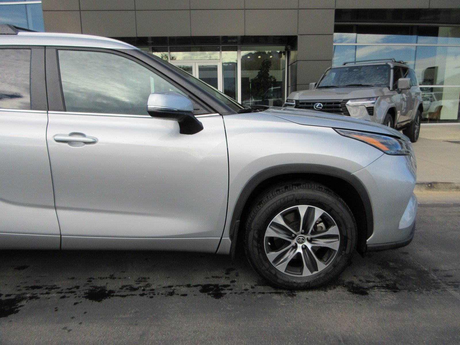 Used 2024 Toyota Highlander XLE AWD/4WD image 13