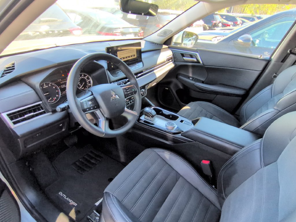 Used 2025 Mitsubishi Outlander SE AWD/4WD image 3
