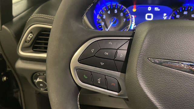 Used 2025 Chrysler Pacifica Select w/ Uconnect Theater Family Group AWD/4WD image 18