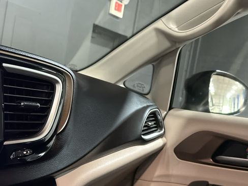Used 2017 Chrysler Pacifica Touring FWD image 18
