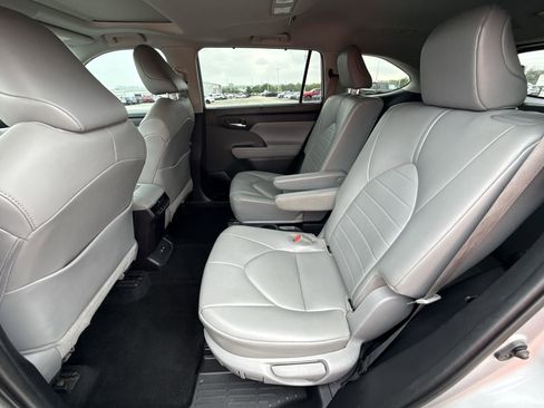 Used 2021 Toyota Highlander XLE FWD image 25