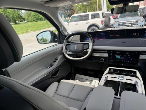Used 2025 Lincoln Navigator Reserve AWD/4WD image 24