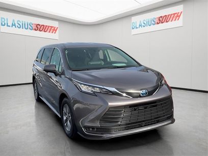 Used 2022 Toyota Sienna LE