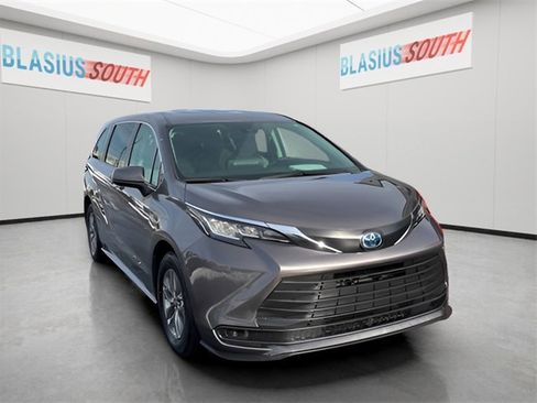 Used 2022 Toyota Sienna LE image 1