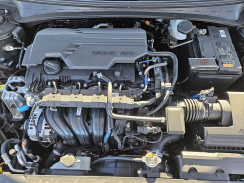 New 2025 Hyundai Elantra Limited FWD image 32