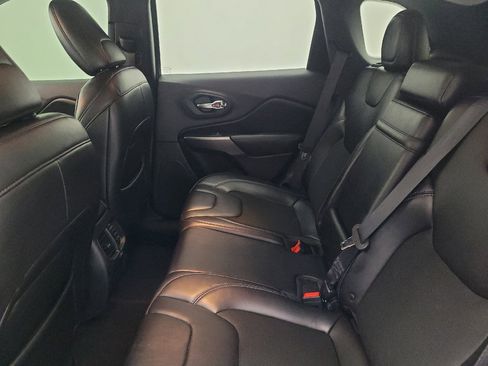 Used 2019 Jeep Cherokee Latitude Plus FWD image 18