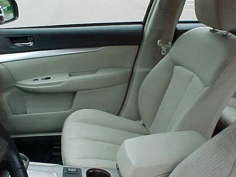 Used 2010 Subaru Legacy 2.5i Premium image 15