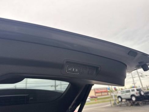 Used 2022 Ford Explorer XLT w/ Equipment Group 202A AWD/4WD image 9