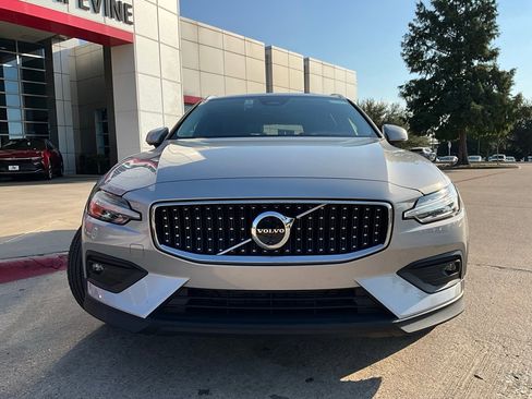 Used 2025 Volvo V60 B5 Cross Country Plus image 4