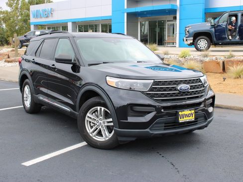 Used 2022 Ford Explorer XLT image 2