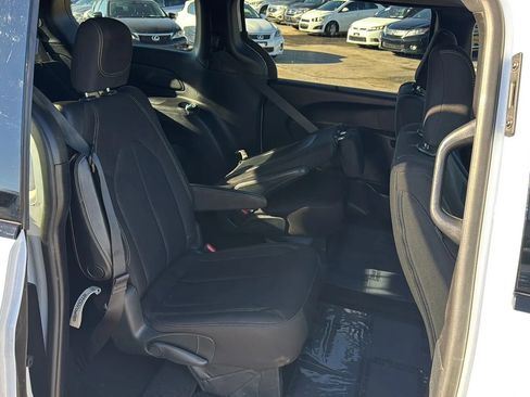 Used 2020 Chrysler Pacifica Touring w/ S Appearance Package image 27