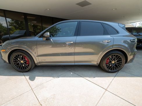 Used 2022 Porsche Cayenne GTS AWD/4WD image 4