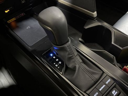 Used 2025 Toyota Camry SE w/ Convenience Package image 17