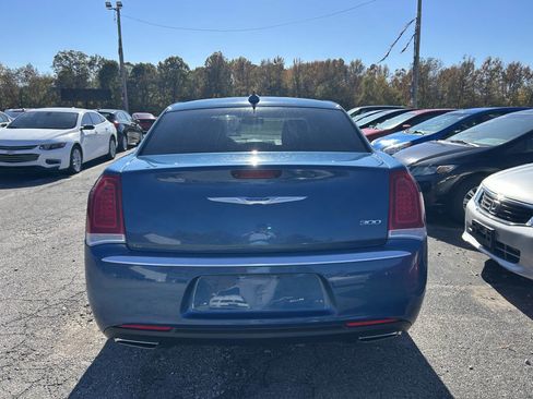 Used 2020 Chrysler 300 Touring w/ Chrome Appearance Package RWD image 13