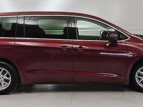 Used 2023 Chrysler Voyager LX image 2