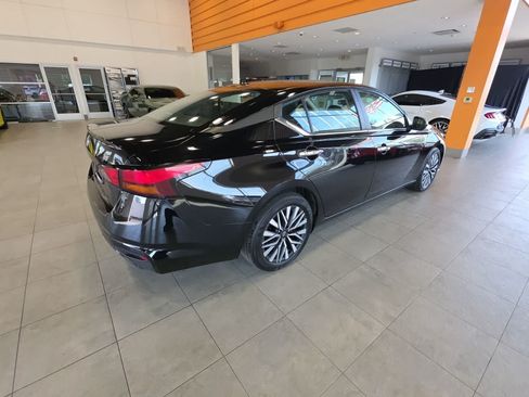 Used 2025 Nissan Altima 2.5 SV FWD image 8