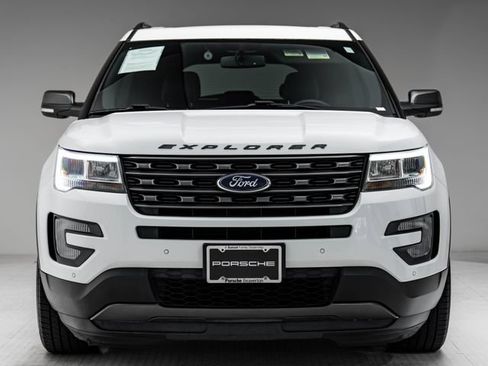 Used 2017 Ford Explorer XLT w/ Equipment Group 202A FWD image 31