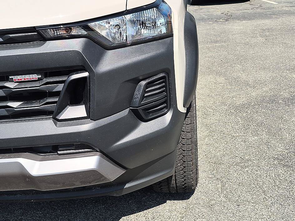 New 2026 Chevrolet Colorado Trail Boss w/ Midnight Edition AWD/4WD image 9