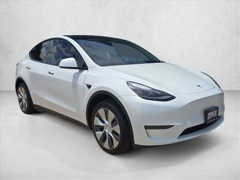 Used 2024 Tesla Model Y 2WD image 3