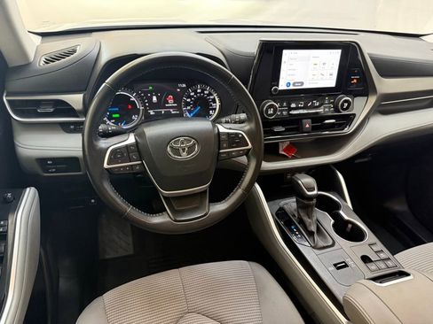 Used 2023 Toyota Highlander LE image 11