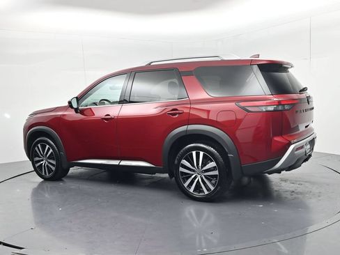 Used 2024 Nissan Pathfinder Platinum w/ Black Appearance Package AWD/4WD image 5