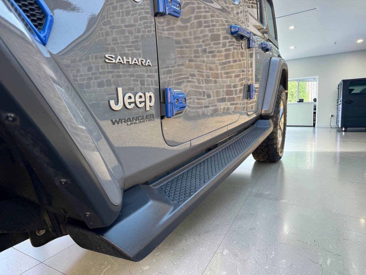 Used 2018 Jeep Wrangler Unlimited Sahara w/ LED Lighting Group AWD/4WD image 14