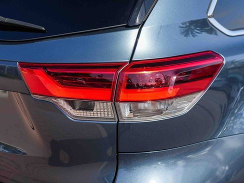 Used 2017 Toyota Highlander Limited AWD/4WD image 9