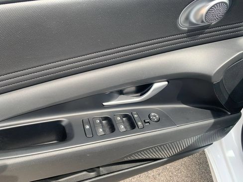 Certified 2025 Hyundai Elantra Limited FWD image 9