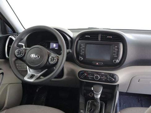 Used 2021 Kia Soul S image 2