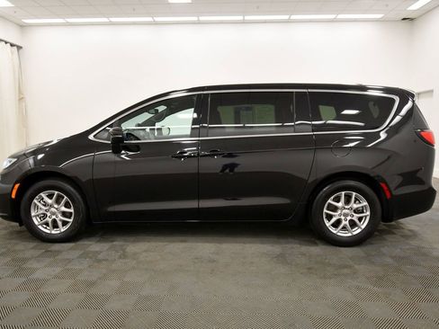 Used 2025 Chrysler Pacifica Select FWD image 4