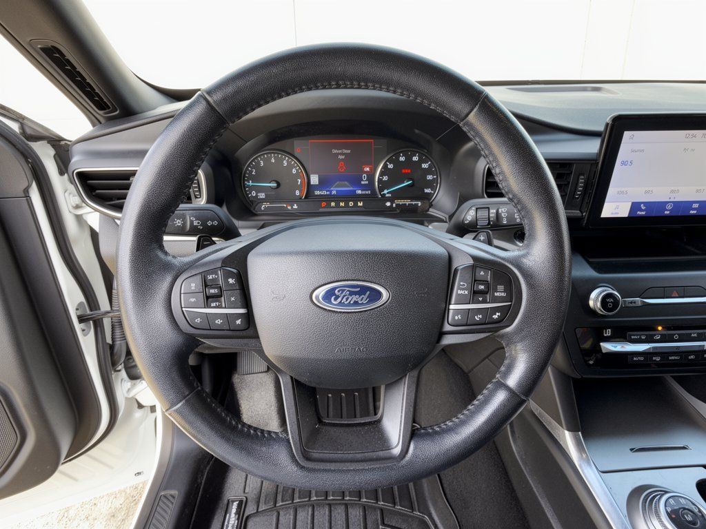 Used 2020 Ford Explorer XLT w/ Equipment Group 202A RWD image 10