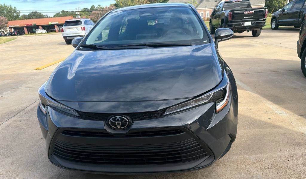 Used 2025 Toyota Corolla LE FWD image 2