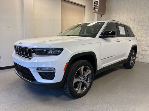 Used 2023 Jeep Grand Cherokee Limited AWD/4WD image 2