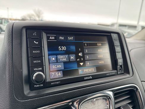 Used 2016 Chrysler Town & Country Touring image 17