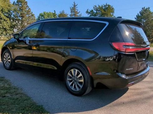 Used 2024 Chrysler Pacifica Limited image 3