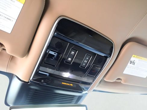 Used 2025 Land Rover Range Rover Autobiography AWD/4WD image 18