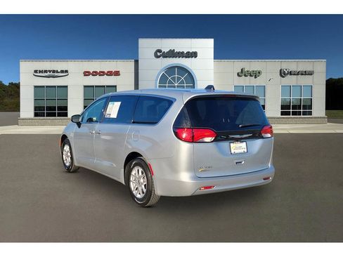 Used 2023 Chrysler Voyager LX image 7