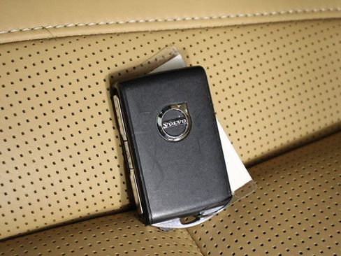 Certified 2023 Volvo XC60 B5 Ultimate w/ Climate Package image 33