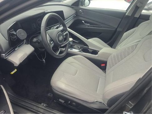 Used 2025 Hyundai Elantra Limited FWD image 5