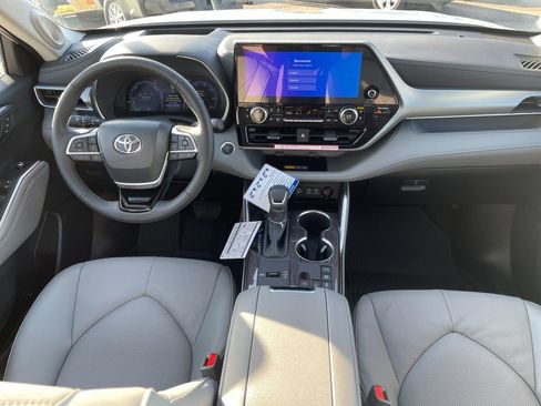 New 2026 Toyota Highlander Platinum AWD/4WD image 15