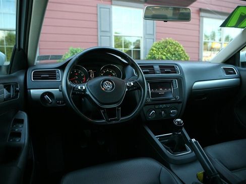 Used 2017 Volkswagen Jetta SE FWD image 11