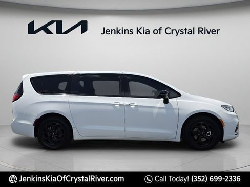 Used 2024 Chrysler Pacifica Limited w/ Uconnect Theater Family Group FWD image 2