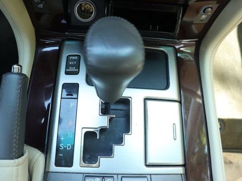 Used 2013 Lexus LX 570 4WD w/ Luxury Pkg image 38